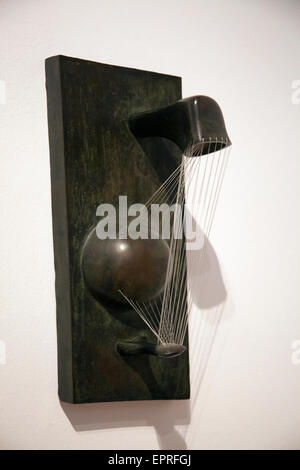 "Saitige Abbildung" von Henry Moore im Museu Berardo Innenräume in Lissabon - Portugal Stockfoto