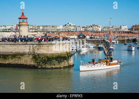 Ramsgate, Kent, UK. 21. Mai 2015. Motor Yacht und Dünkirchen Veteran, Bluebird von Chelsea verlassen Ramsgate Royal Harbour für Dünkirchen. Bildnachweis: Paul Martin/Alamy Live-Nachrichten Stockfoto