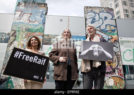 Ensaf Haidar (L-R), Frau des inhaftierten Saudi-Arabische Blogger Raif Badawi, Musiker Patti Smith und Chris Dercon, Direktor der Tate Modern in London stehen anlässlich der Zeremonie für "Ambassador of Conscience Award" am Potsdamer Platz in Berlin, Deutschland, 21. Mai 2015. Die Auszeichnung erhalten heute Abend Volksmusiker Joan Baez und chinesische Künstler Ai Weiwei. Foto: Jörg CARSTENSEN/dpa Stockfoto