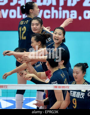 Tianjin, China. 21. Mai 2015. Spieler von China begrüßen das Publikum nach dem Duell der Gruppe A gegen Indien an der 2015 asiatische Frauen Volleyball Meisterschaft in Tianjin, Nordchina, 21. Mai 2015. China gewann 3: 0. © Yue Yuewei/Xinhua/Alamy Live-Nachrichten Stockfoto