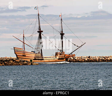 Die Mayflower II fährt ein Replikat der ursprünglichen Pilger Schiff Mayflower Buzzards Bay geht es zurück zum Heimathafen in Plymouth nach einer Renovierung 20. Mai 2015 in Buzzards Bay, Massachusetts. Die Mayflower II zuerst 1957 ins Leben gerufen und hat wurden Renovierungsarbeiten am Mystic Seaport in Connecticut seit Dezember. Stockfoto