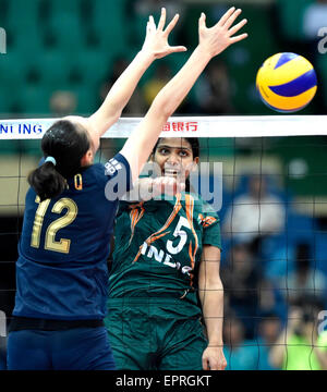 Tianjin, China. 21. Mai 2015. Poornima Muraleedharan (R) von Indien konkurriert in der Gruppe ein Match gegen China bei der 2015 asiatische Frauen Volleyball Meisterschaft in Tianjin, Nordchina, 21. Mai 2015. Indien verlor 0: 3. © Yue Yuewei/Xinhua/Alamy Live-Nachrichten Stockfoto