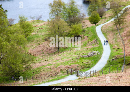 Wanderer auf der Kreisbahn um Tarn Hows, in der Nähe von Hawkshead Hill, Lake District, Cumbria Stockfoto