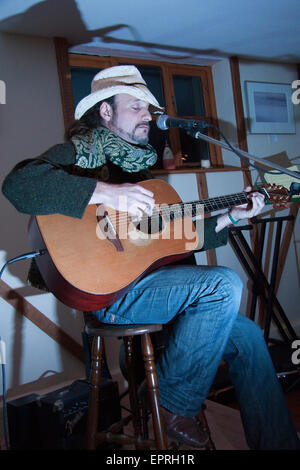 Gitarrist in verprügelt Strohhut in der Kneipe open Mike Nacht Stockfoto