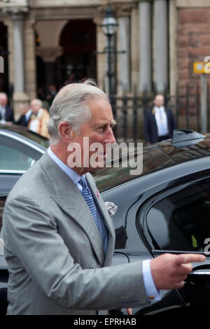 St Patricks katholische Kirche, Belfast, UK 20. Mai 2015. Seine königliche Hoheit Prinz Charles nach dem Verlassen einer Kirche an St. Patricks Kirche in Belfast, öffentlich im Rahmen ihrer zweitägigen Besuch in Nordirland Stockfoto