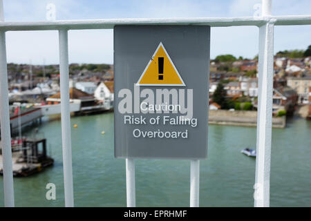 Ein Schild an einem Boot Warnung Passagiere zu kümmern. Stockfoto