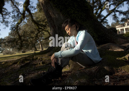 Eine junge Frau posiert am Oak Alley Plantation außerhalb von New Orleans, Louisiana auf 1. Januar 2010. Stockfoto