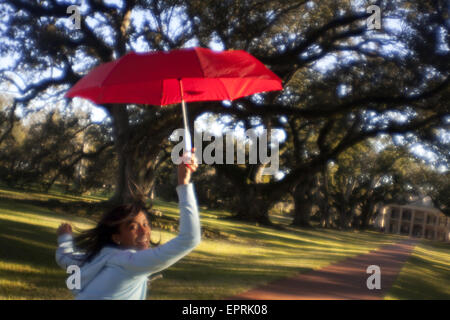 Eine junge Frau posiert am Oak Alley Plantation außerhalb von New Orleans, Louisiana auf 1. Januar 2010. Stockfoto