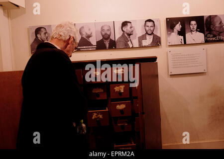 Ein Besucher in der Gefängniszelle Keller am ehemaligen KGB oder "Tscheka" Hauptquartier bekannt von den Einheimischen als das Eckhaus in Lettlands Hauptstadt Riga Stockfoto