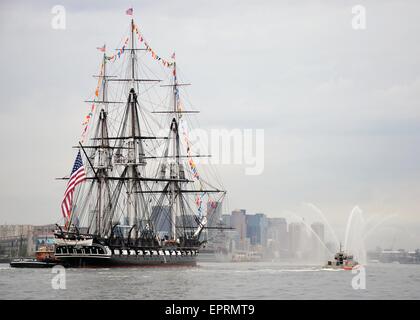 USS Constitution fährt während der Independence Day Feierlichkeiten in Boston Harbor 4. Juli 2014 in Boston, MA. Stockfoto