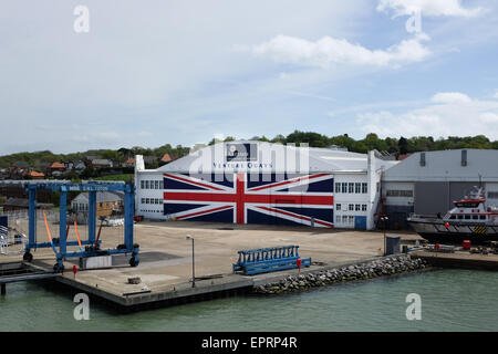 Die weltweit größte Anschluß-Markierungsfahne (46 m x 12 m), malte auf Hangartüren bei Venture Quays, East Cowes, Isle Of Wight, England. Stockfoto