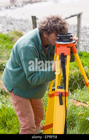 Einrichtung von Trimble-Theodolitgeräten bei Ausgrabungsarbeiten in Whitesands Bay, Pembrokeshire Coast National Park, Wales, Großbritannien im Mai Stockfoto