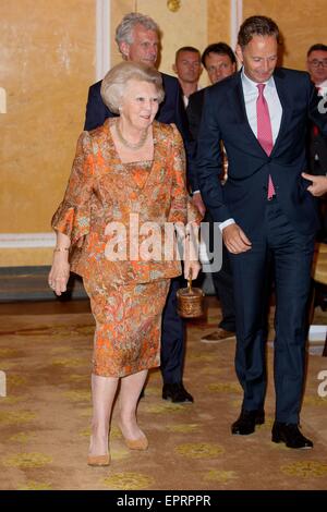 Den Haag, Niederlande. 21. Mai 2015. Niederländische Prinzessin Beatrix besucht die Preisverleihung des Appeltjes van Oranje am Palast Noordeinde in den Haag, Niederlande, 21. Mai 2015. Die Appeltjes van Oranje ist eine Initiative der Oranje-Fonds, der König und die Königin sind Schirmherr und Schirmherrin der Stiftung. Foto: Patrick van Katwijk / POINT DE VUE OUT - NO WIRE SERVICE-/ Dpa/Alamy Live News Stockfoto