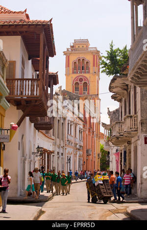 (Universität) Universidad de Cartagena in Cartagena, Kolumbien, Südamerika, entlang einer schmalen Straße gesehen Stockfoto