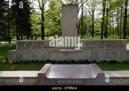 Ein Teil der Berliner Mauer im Kronvalds Park Vor dem ehemaligen Zentralkomitee der Kommunistischen Partei In der Stadt Riga Hauptstadt der Republik Lettland Stockfoto