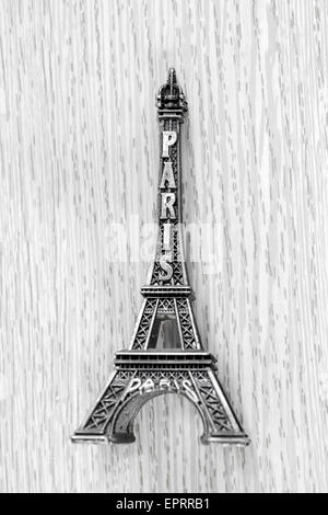 Kleines Souvenir des Eiffelturms auf Tisch, von oben Stockfoto