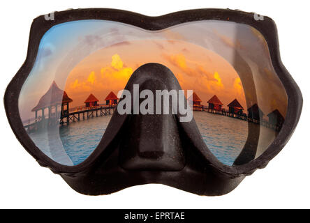 Die tropische Landschaft spiegelt sich in der Maske Brille für einen Schnorchel (Tauchen) Stockfoto