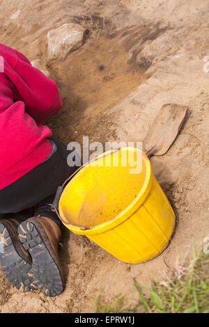 Aushubarbeiten in Whitesands Bay, Pembrokeshire Coast National Park, Wales, Großbritannien im Mai - Frau Aushub Nahaufnahme Detail Stockfoto