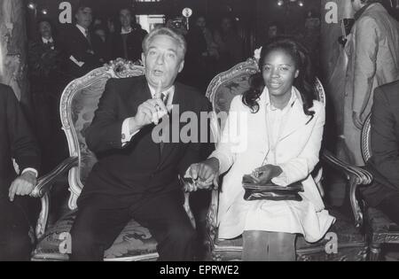 PETER FINCH mit Eletha Finch. © Elio Sorci/Globe Fotos/ZUMA Draht/Alamy Live-Nachrichten Stockfoto