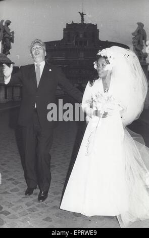 PETER FINCH mit Eletha Finch. © Elio Sorci/Globe Fotos/ZUMA Draht/Alamy Live-Nachrichten Stockfoto