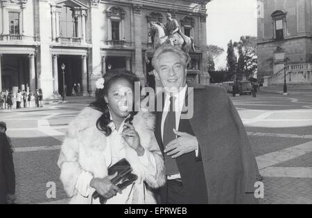 PETER FINCH mit Eletha Finch. © Elio Sorci/Globe Fotos/ZUMA Draht/Alamy Live-Nachrichten Stockfoto