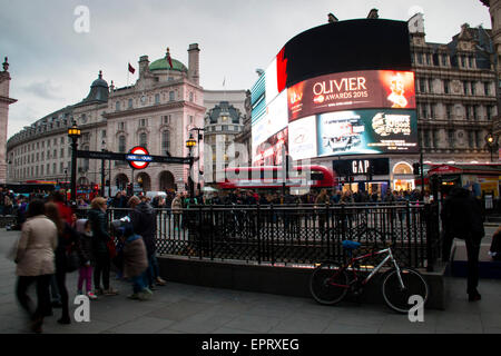 Piccadilly Circus mit Plakaten in central London, UK Stockfoto