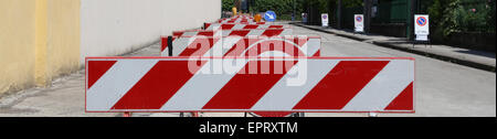 stehen Sie Ausgrabung Schutz auf der Straße während der Bauarbeiten Stockfoto