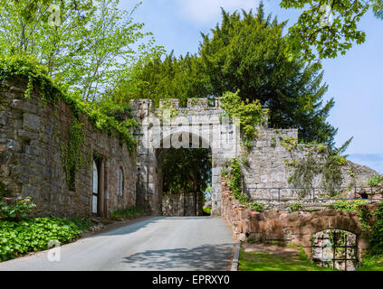 Tor in die Altstadt von Ruthin Castle, Ruthin, Denbighshire, Wales, UK Stockfoto