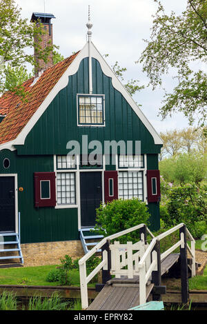 Auf der Zaanse Schans, holländische Windmühlen entlang des Flusses De Zaan nördlich von Amsterdam, Niederlande. Stockfoto