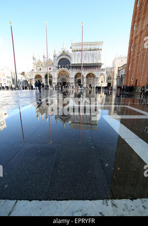 Venedig, VE, Italien - 31. Januar 2015: Markusdom bei Flut mit Wasser und Touristen in den Markusplatz Stockfoto