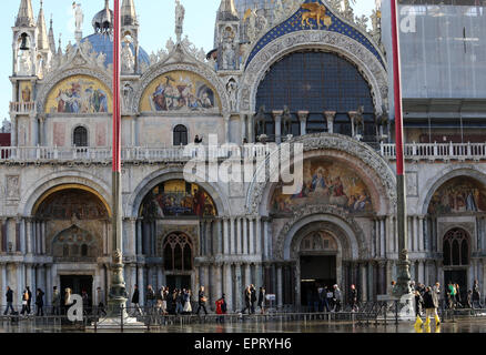 Venedig, VE, Italien - 31. Januar 2015: Markusdom während der Flut mit Touristen über den erhöhten Laufsteg Stockfoto