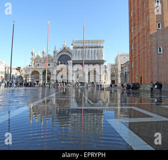 Venedig, VE, Italien - 31. Januar 2015: Markusdom bei Flut mit Wasser und Touristen in den Markusplatz Stockfoto