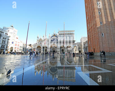 Venedig, VE, Italien - 31. Januar 2015: Markusdom bei Flut mit Wasser und Touristen in den Markusplatz Stockfoto