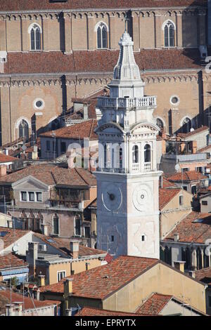 Weiße Glockenturm Turm der Kirche St. Maria in Venedig in Italien Stockfoto