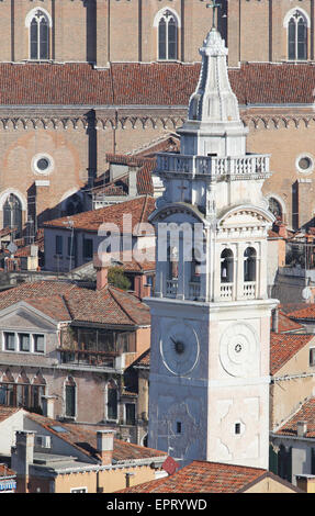 Weiße Glockenturm Turm der Kirche St. Maria in Venedig in Italien Stockfoto