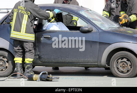 Feuerwehr in eine Praxis der Verkehrssimulation Unfall Stockfoto