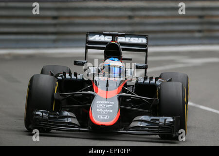 Monte Carlo, Monaco. 21. Mai 2015. F1 Grand Prix von Monte Carlo. McLaren-Honda-Pilot Fernando Alonso auf dem richtigen Weg in den Trainingssitzungen Donnerstag Credit: Action Plus Sport/Alamy Live News Stockfoto