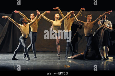 Dresden, Deutschland. 20. Mai 2015. Tänzer des Balletts Semperoper sind abgebildet, während einer Probe von Forsythes "beeindrucken die Zaren" in Dresden, Deutschland, 20. Mai 2015, die premiere wird am 22. Mai 2015. Foto: Matthias Hiekel/Dpa/Alamy Live News Stockfoto