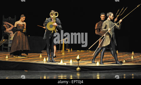 Dresden, Deutschland. 20. Mai 2015. Tänzer des Balletts Semperoper sind abgebildet, während einer Probe von Forsythes "beeindrucken die Zaren" in Dresden, Deutschland, 20. Mai 2015, die premiere wird am 22. Mai 2015. Foto: Matthias Hiekel/Dpa/Alamy Live News Stockfoto