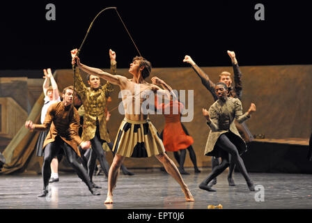 Dresden, Deutschland. 20. Mai 2015. Tänzer des Balletts Semperoper sind abgebildet, während einer Probe von Forsythes "beeindrucken die Zaren" in Dresden, Deutschland, 20. Mai 2015, die premiere wird am 22. Mai 2015. Foto: Matthias Hiekel/Dpa/Alamy Live News Stockfoto