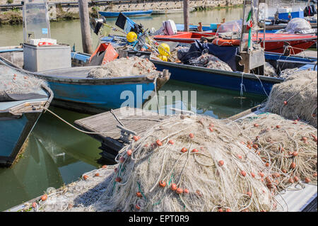 Fischernetze am Kai, im Hintergrund die Fischerboote Stockfoto