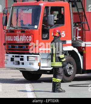 italienischen Feuerwehrleute während eines Notfalls mit Schutzanzügen und Helme Stockfoto