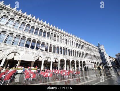 Venedig, VE, Italien - Januar 31, 2015:bar Tischen und der Palazzo Delle Procuratie Nuove in Venedig während der Flut mit St. Markus " Stockfoto