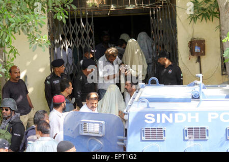 Beamten Sicherheitseskorte vermutete Verbrecher beschuldigt in einem Bus Angriff während Fall Gehör bei Anti Terror Gericht (ATC) in Karachi auf Donnerstag, 21. Mai 2015 verhaftet. Nach Sicherheit verhaftet Beamten vier verdächtige, darunter das Mastermind in Karachi Bus Angriff, die mindestens 45 Menschen getötet und etwa ein Dutzend weitere verletzt, als bewaffnete wahllos das Feuer auf Mitglieder der Ismaili Gemeinschaft Minderheit Busfahren 13 Mai im Safoora-Bereich eröffnet. Stockfoto