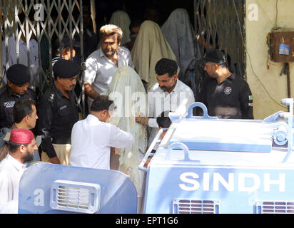 Beamten Sicherheitseskorte vermutete Verbrecher beschuldigt in einem Bus Angriff während Fall Gehör bei Anti Terror Gericht (ATC) in Karachi auf Donnerstag, 21. Mai 2015 verhaftet. Nach Sicherheit verhaftet Beamten vier verdächtige, darunter das Mastermind in Karachi Bus Angriff, die mindestens 45 Menschen getötet und etwa ein Dutzend weitere verletzt, als bewaffnete wahllos das Feuer auf Mitglieder der Ismaili Gemeinschaft Minderheit Busfahren 13 Mai im Safoora-Bereich eröffnet. Stockfoto