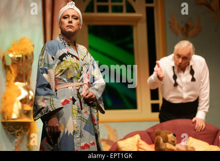 Hamburg, Deutschland. 21. Mai 2015. Schauspieler Erkki Hopf (als Zaza/Alwin, L) und Hardy Rudolz (als Georg) während einer Foto-Probe des Werkes "Dat Narrenhuus" (La Cage Aux Folles) am Ohnsorg-Theater in Hamburg, Deutschland, 21. Mai 2015 durchzuführen. Das Musical wird am 24. Mai premiere. Foto: AXEL HEIMKEN/Dpa/Alamy Live News Stockfoto