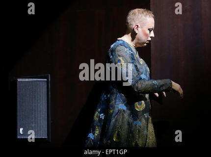 Hamburg, Deutschland. 21. Mai 2015. Schauspieler Erkki Hopf (als Zaza/Alwin, L) führt bei einer Foto-Probe des Werkes "Dat Narrenhuus" (La Cage Aux Folles) am Ohnsorg Theater in Hamburg, Deutschland, 21. Mai 2015. Das Musical wird am 24. Mai premiere. Foto: AXEL HEIMKEN/Dpa/Alamy Live News Stockfoto