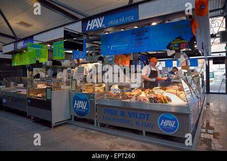 Der fischhändler in der überdachten Markt ausgeht, Torvehallerne, an Israels Square, Kopenhagen, Dänemark. Stockfoto