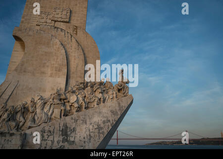 Padrão Dos Descobrimentos, Seefahrt-Gedenkstätte, Alter der Entdeckung, Belem am Fluss Tejo mit am 25. April zu überbrücken Stockfoto