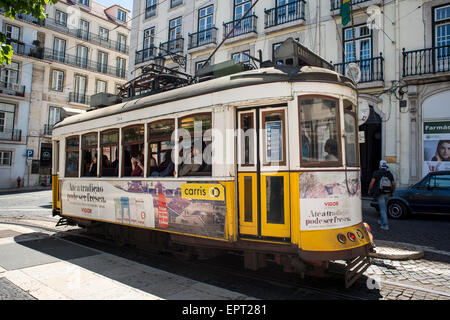 Die Straßenbahn Nr. 28 in Lissabon Stockfoto